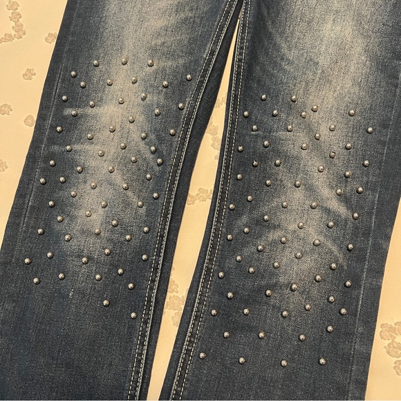 3D silver embellishments on unique jeans - Picture 5 of 9